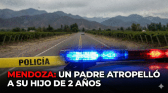 Miniatura de noticia con cinta policial amarilla y luces de patrulla. Texto superpuesto: "MENDOZA: UN PADRE ATROPELLÓ A SU HIJO DE 2 AÑOS". Fondo de carretera rural desenfocado.