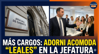 Manuel Adorni señalando a un grupo de nuevos funcionarios bajo el título Más Cargos Adorni acomoda leales en la Jefatura.