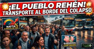 Una escena apocalíptica sobre la costa de Mar del Plata: una supercélula gigante de tormenta se cierne sobre la playa en un día soleado, creando un contraste visual impactante y aterrador. Pequeñas figuras humanas en la orilla se ven diminutas ante el poder de la naturaleza. Una imagen cargada de drama y emoción, diseñada para capturar la atención de inmediato y que invita a ser compartida.