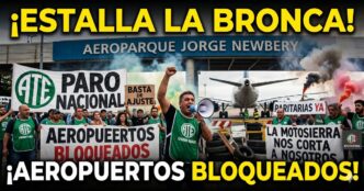 Imagen de portada impactante que muestra una marea humana de trabajadores estatales (ATE) furiosos sitiando la entrada de Aeroparque, en Buenos Aires. Al grito de '¡Estalla la Bronca!', cientos de manifestantes con bengalas de humo y carteles de 'Paro Nacional' y 'Basta de Ajuste' paralizan el acceso a la terminal aérea. En primer plano, carteles que dicen 'Aeropuertos Bloqueados' y 'La Motosierra Nos Corta', frente a un avión de Aerolíneas Argentinas al fondo. La imagen simboliza la rebelión popular contra las políticas de hambre y ajuste salvaje de Milei.