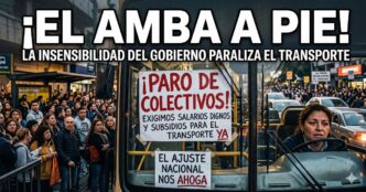 Impactante fotografía del paro de colectivos en el AMBA con una conductora angustiada dentro de un colectivo detenido. Un cartel grande y visible dice: "¡PARO DE COLECTIVOS!". Otro cartel en el volante tiene el lema: "EL AJUSTE NACIONAL NOS AHOGA". Afuera, una multitud de laburantes y usuarios parados por la falta de transporte.