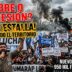 Masivo piquete en Puente Pueyrredón contra el ajuste de Milei. Líder sindical gritando entre banderas y humo con pancartas que dicen "¿HAMBRE O REPRESIÓN? ¡EL PAÍS ESTALLA!" y "950 MIL FAMILIAS SIN PAN". Cientos de cortes en todo el territorio argentino.