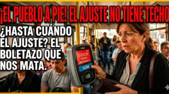 Pasajera con cara de desesperación frente a la máquina validadora de la tarjeta SUBE por el brutal tarifazo y aumento de boletos de colectivo y trenes en mayo 2026. Ajuste al transporte en el AMBA.