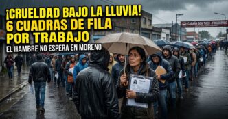 Postal del espanto en Moreno: larguísimas filas de personas bajo una intensa lluvia con paraguas y currículums en mano, esperando una oportunidad laboral frente al frigorífico Cabaña Don Theo. La imagen muestra la emergencia social y la falta de empleo por el ajuste del gobierno, documentando la humillación a cielo abierto de un pueblo que solo pide dignidad.