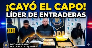 Detención de Valentín Salvatierra y su banda criminal. Megaoperativo de la DDI La Plata en Quilmes con delincuentes arrestados y armas, drogas y dólares incautados sobre una mesa.