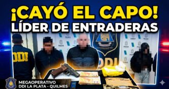 Detención de Valentín Salvatierra y su banda criminal. Megaoperativo de la DDI La Plata en Quilmes con delincuentes arrestados y armas, drogas y dólares incautados sobre una mesa.