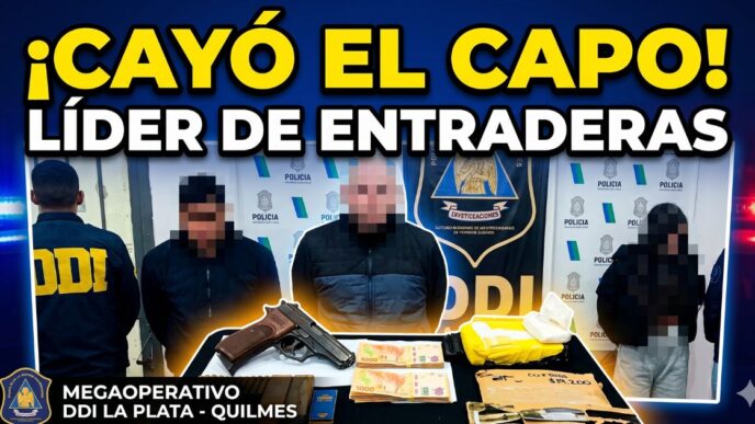 Detención de Valentín Salvatierra y su banda criminal. Megaoperativo de la DDI La Plata en Quilmes con delincuentes arrestados y armas, drogas y dólares incautados sobre una mesa.