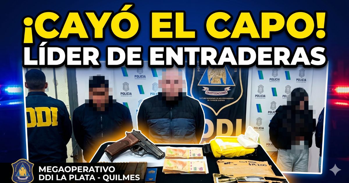 Detención de Valentín Salvatierra y su banda criminal. Megaoperativo de la DDI La Plata en Quilmes con delincuentes arrestados y armas, drogas y dólares incautados sobre una mesa.