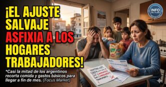 Familia trabajadora desesperada revisando facturas impagables y una lista de compras con alimentos recortados debido al brutal ajuste salvaje.