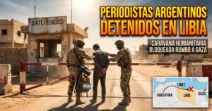 Ilustración de un tenso puesto de control militar en Libia donde soldados detienen a un civil. Incluye el cartel urgente "Periodistas Argentinos Detenidos en Libia" y un mapa con la ruta de la caravana humanitaria bloqueada rumbo a Gaza.