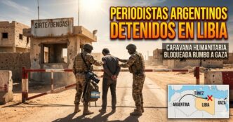 Ilustración de un tenso puesto de control militar en Libia donde soldados detienen a un civil. Incluye el cartel urgente "Periodistas Argentinos Detenidos en Libia" y un mapa con la ruta de la caravana humanitaria bloqueada rumbo a Gaza.