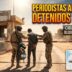 Ilustración de un tenso puesto de control militar en Libia donde soldados detienen a un civil. Incluye el cartel urgente "Periodistas Argentinos Detenidos en Libia" y un mapa con la ruta de la caravana humanitaria bloqueada rumbo a Gaza.