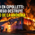 Fotografía de primer plano que captura el momento emocionante en que un bombero del cuerpo de Medellín, con su uniforme y equipo de seguridad, desciende en rappel por la fachada de un edificio de ladrillo. Sostiene suavemente a un pequeño gatito asustado, con un arnés especial de rescate, lejos de una cornisa estrecha. El fondo muestra la ciudad y la altura del rescate.