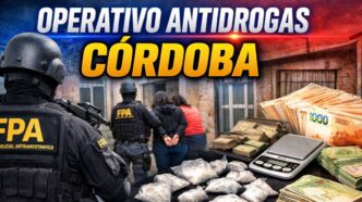 Operativo antidrogas en Córdoba: FPA detiene a madre e hijo acusados de vender cocaína en Río Cuarto. Imagen del procedimiento y dinero secuestrado.