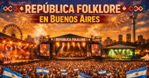 Festival República Folklore en Buenos Aires con miles de personas celebrando la música popular argentina entre fuegos artificiales y banderas celestes y blancas.