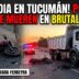 Accidente fatal en Tucumán: restos de una motocicleta destruida en la ruta tras chocar de frente contra un camión blanco. De fondo, luces de patrulleros policiales y un cartel de luto por la Cabo 1ª Tamara Ferreyra.