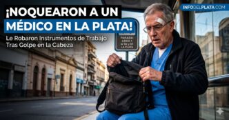 Médico de 75 años herido en la cabeza revisando su mochila en una parada de colectivo, víctima de un violento asalto a un médico en La Plata.