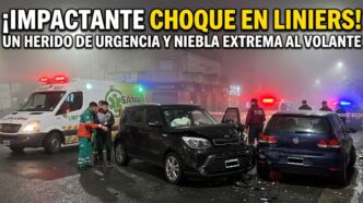 Fuerte choque en Liniers por alerta de niebla: auto Kia Soul negro con destrucción total tras chocar a un vehículo estacionado. Operativo del SAME y policía asistiendo al conductor herido.