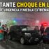 Fuerte choque en Liniers por alerta de niebla: auto Kia Soul negro con destrucción total tras chocar a un vehículo estacionado. Operativo del SAME y policía asistiendo al conductor herido.