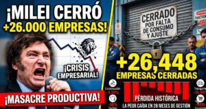 Javier Milei desencajado frente a una persiana de fábrica cerrada con candado. Carteles rojos que denuncian masacre productiva y más de 26.000 empresas cerradas por la crisis económica y el ajuste en Argentina.