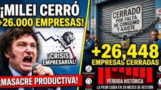 Javier Milei desencajado frente a una persiana de fábrica cerrada con candado. Carteles rojos que denuncian masacre productiva y más de 26.000 empresas cerradas por la crisis económica y el ajuste en Argentina.
