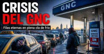 Miniatura de la noticia sobre la crisis del GNC en Argentina, con largas filas de autos y trabajadores esperando cargar combustible en plena ola de frío.