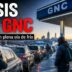 Miniatura de la noticia sobre la crisis del GNC en Argentina, con largas filas de autos y trabajadores esperando cargar combustible en plena ola de frío.