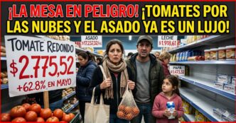 Familia trabajadora angustiada en el supermercado frente a los precios inalcanzables. El tomate aumentó casi 63% por el brutal ajuste del gobierno de Milei.