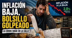 Hombre preocupado revisa un ticket de supermercado y facturas de servicios mientras la inflación baja, pero el bolsillo sigue golpeado en Argentina.