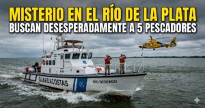 Operativo de Prefectura Naval con guardacostas y helicóptero buscando a los cinco pescadores desaparecidos en el Río de la Plata.