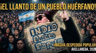 Multitud desconsolada en el velatorio masivo del Indio Solari en Avellaneda. Miles de argentinos lloran al ídolo popular con banderas y carteles, evidenciando la tristeza de un pueblo frente al desprecio y la insensibilidad del gobierno de Javier Milei.
