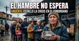 Una imagen impactante que captura la desesperanza de la crisis en el Conurbano: una anciana llorando con una olla vacía en la mano, esperando en una larga fila en un comedor popular, con pancartas que dicen "COMEDOR POPULAR" y "NO AL HAMBRE" de fondo.