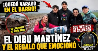 Dibu Martínez junto a los vecinos que lo ayudaron después de quedar atrapado con su camioneta en el barro en Sierra de los Padres.