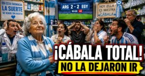 Señora en una farmacia convertida en cábala de la Selección Argentina durante el empate ante Egipto en el Mundial 2026.
