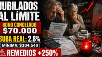 Jubilado argentino contando billetes en la ventanilla de un banco con recibo de haberes de ANSES.