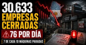 Galpón industrial en Argentina con maquinaria apagada y operarios mirando una persiana metálica cerrada.