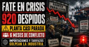 Conductor en estudio de Info del Plata Noticias presentando informe sobre la planta industrial de FATE con operarios en protesta de fondo.