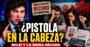 Javier Milei junto a una familia preocupada por deudas y tarjetas vencidas, en una imagen sobre la morosidad récord en Argentina.