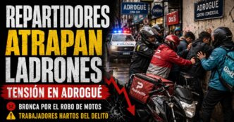 Grupo de repartidores con mochilas térmicas rodeando a un sospechoso contra la pared en una calle comercial de Adrogué.