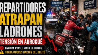 Grupo de repartidores con mochilas térmicas rodeando a un sospechoso contra la pared en una calle comercial de Adrogué.