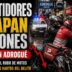 Grupo de repartidores con mochilas térmicas rodeando a un sospechoso contra la pared en una calle comercial de Adrogué.