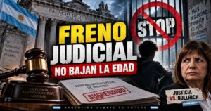 Fachada de los tribunales de Justicia con una pancarta en primer plano que proclama "Los niños no son peligrosos, están en peligro