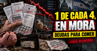 Mesa con facturas de servicios públicos vencidas, una tarjeta de crédito cortada o rechazada y billetes de pesos argentinos insuficientes.