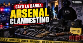 Conductor en el estudio de noticias de Info del Plata Noticias presentando informe sobre el arsenal de escopetas recortadas secuestrado a una banda criminal en Córdoba.