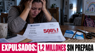 Familia argentina revisando una factura con aumento de prepagas impagable