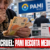 Jubilada en una farmacia revisando una receta ante el recorte de medicamentos de PAMI
